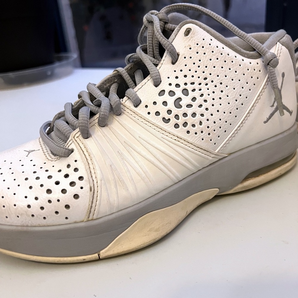 Jordan’s boys - size 6.5